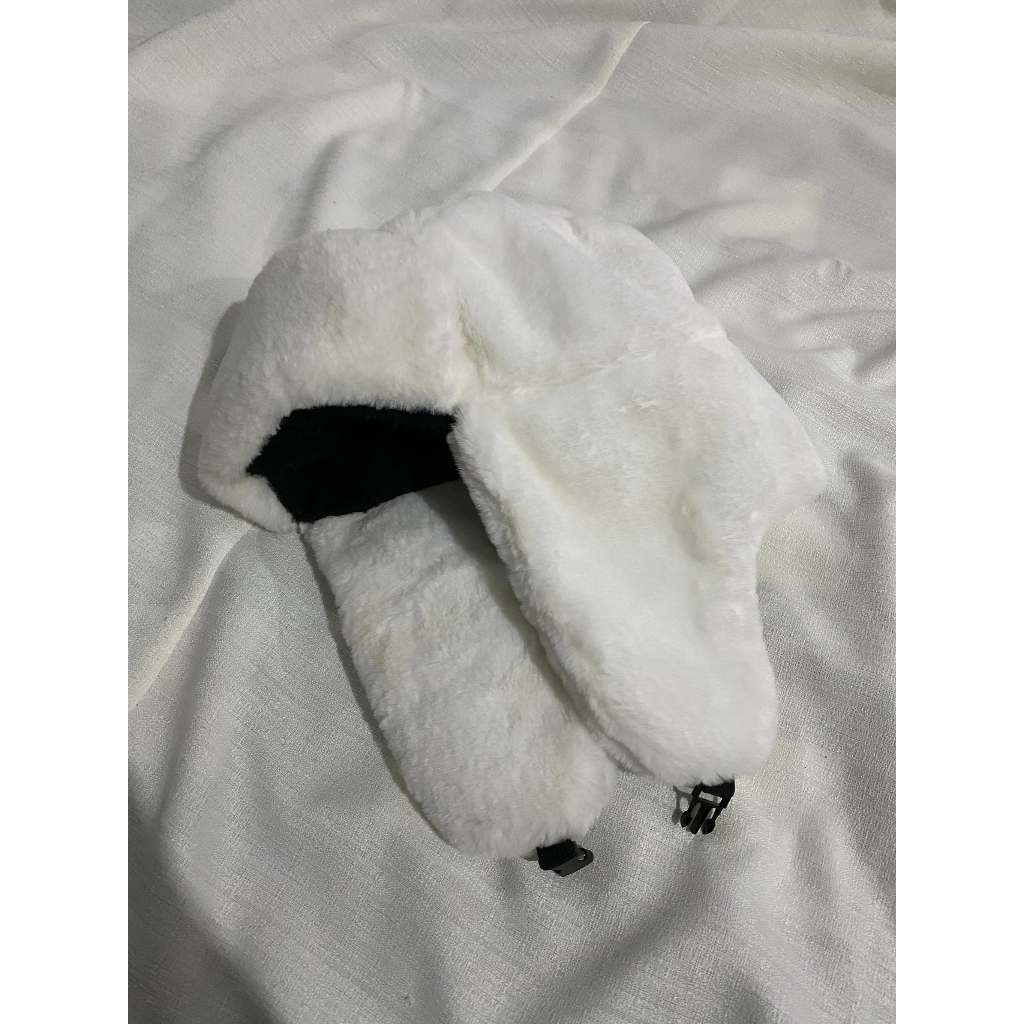 หมวกสไตล์ Ushanka หรือ Trapper hat สีขาวที่ทำจากขนสัตว์เทียม
