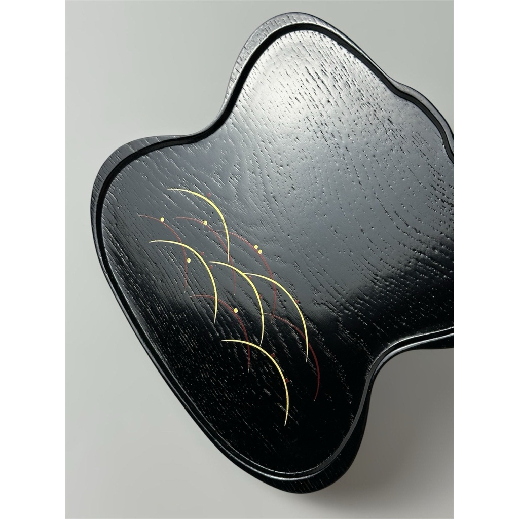 ถาดไม้ทรงน้ำเต้า เคลือบ Urushi ลวดลาย “หยกน้ำค้าง“ by Zohiko