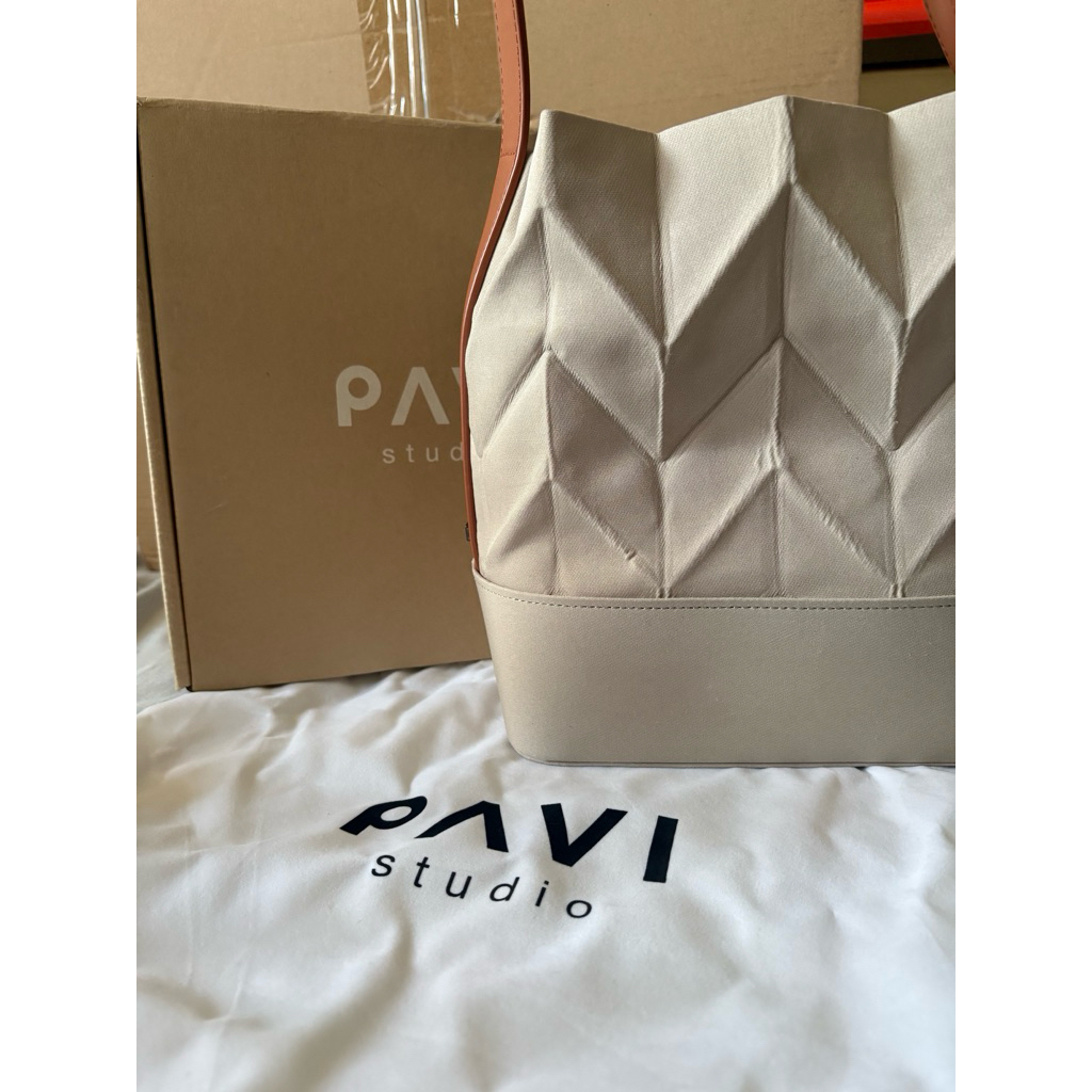 Pavi Studio - W buckle กระเป๋าผ้าอัดพลีท มือ 2 สี sand