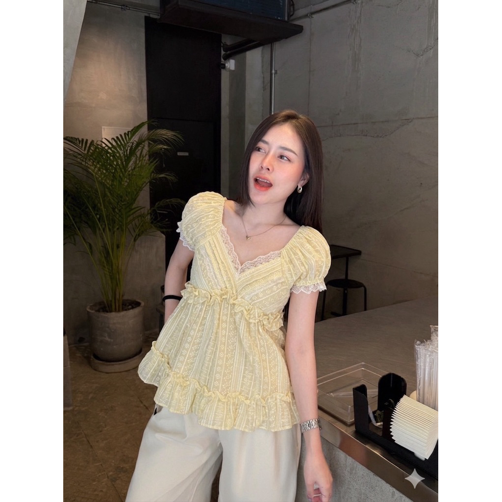 เสื้อคอวี แต่งลูกไม้ ไหล่ยืดได้ เย็บจีบอก สม็อคด้านหลัง รุ่นเบลล่า PP22