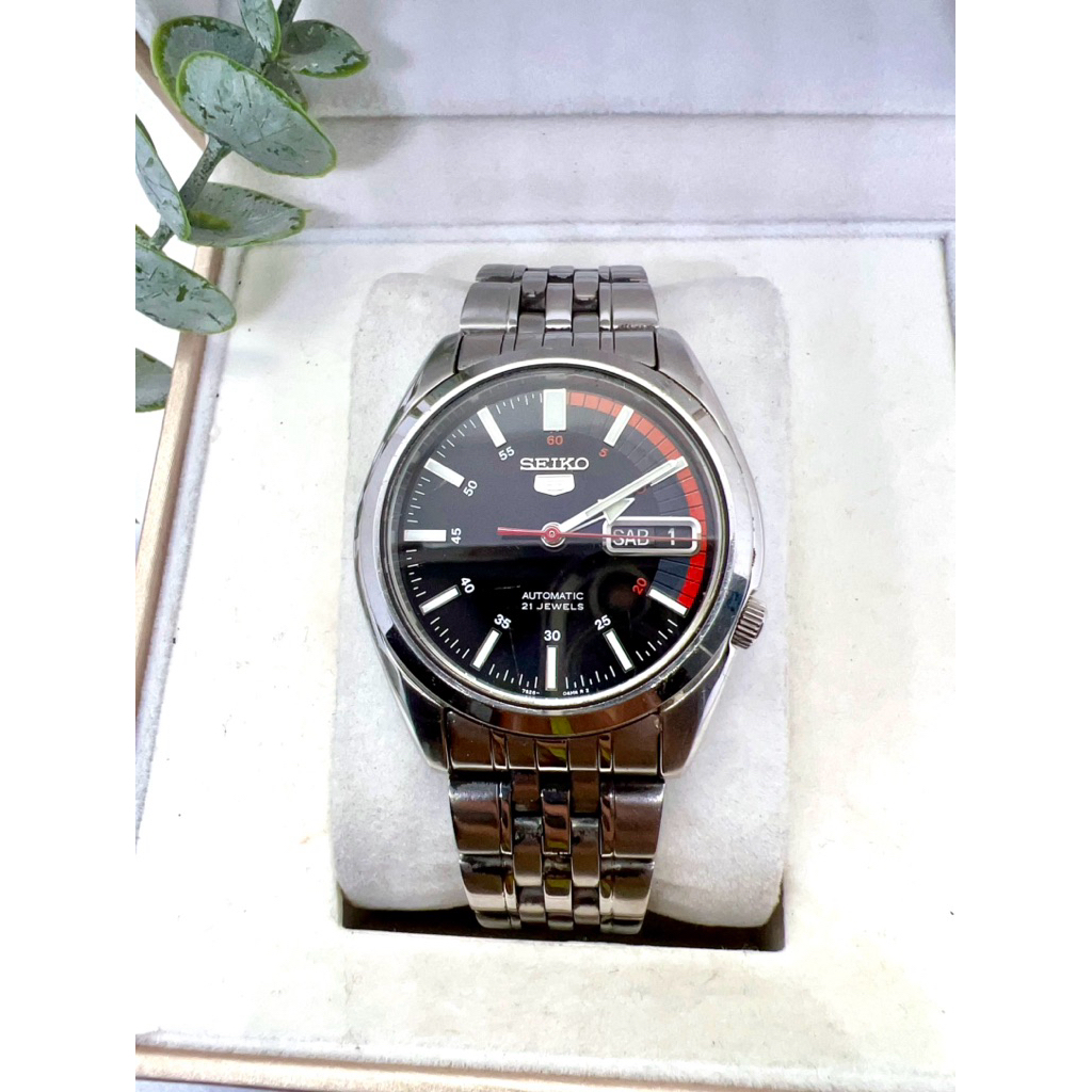 นาฬิกา SEIKO 5 Automatic SNK375K1 กลไกลระบบ 7s26 หน้าดำ -แดง