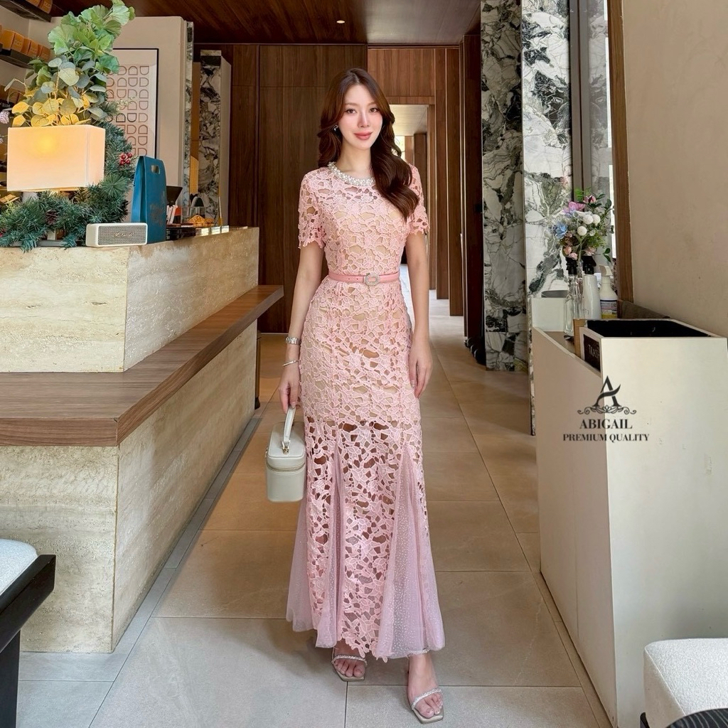 เดรสลูกไม้คอกลมแขนสั้น สีชมพูลายฉลุวิจิตรบรรจง ซับในสีนู้ด คอประดับด้วยคริสตัล เป็นซิบหลัง มาพร้อมเข