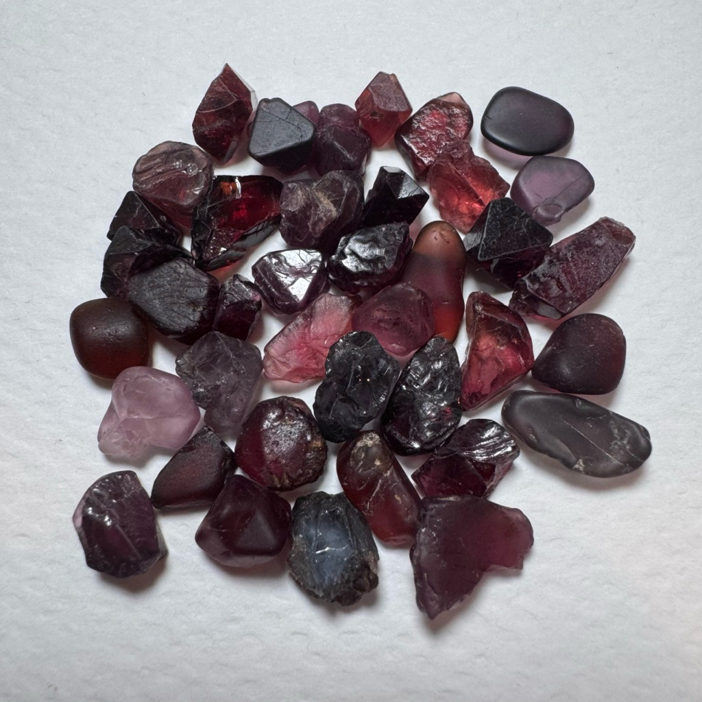 ผลึกสปิเนล&สปิเนลดิบ (Spinel) สีชมพู-ม่วง-เทา คละโทน ราคาต่อกรัม 1 กรัมได้ประมาณ 3 ชิ้น