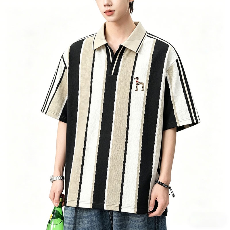 เสื้อโปโลลายทางสำหรับผู้ชาย ปักลายลูกสุนัข คอวี ปกสีตัดกัน ผ้าคุณภาพสูง สไตล์ลำลองแบบธุรกิจ มีหลายสีให้เลือก