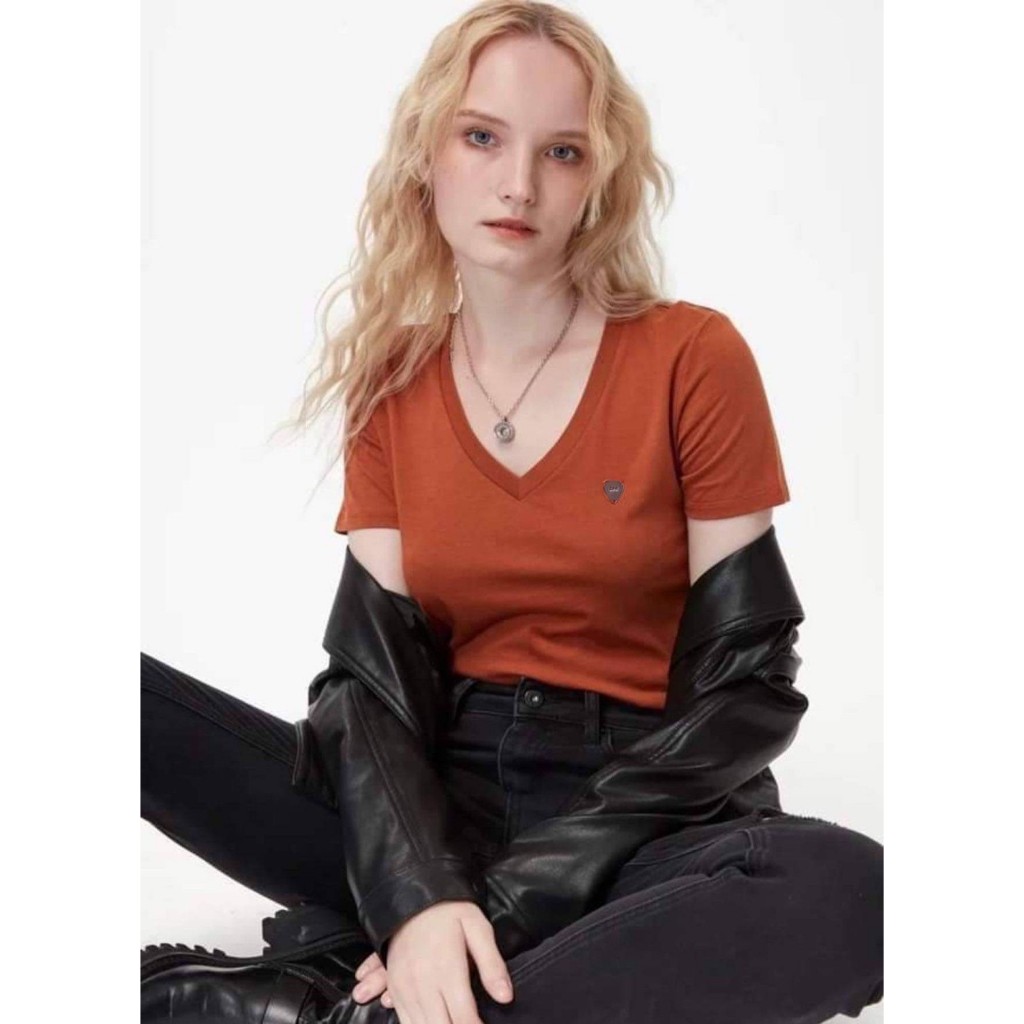CPS Symbolic เสื้อยืดสตรีคอวี ยืดเข้ารูปสวยๆ แบรนด์ในเครือ  CPS-CHAPS ถูกกว่าช้อปกว่า 50-70% ของแท้💯