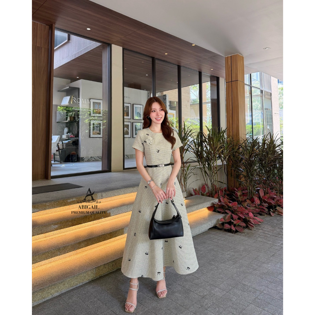 ABG261 ABIGAIL BRAND ชุดเดรสแขนสั้นคอกลม มาพร้อม เข็มกลัดดอกไม้ และ เข็มขัด [2PM]