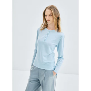 STUDIO UNKNOWN - SS26 Ken Long Sleeve Top เสื้อแขนยาวผ้าโปร่งทรงตรงตกแต่งกระดุมโลโก้