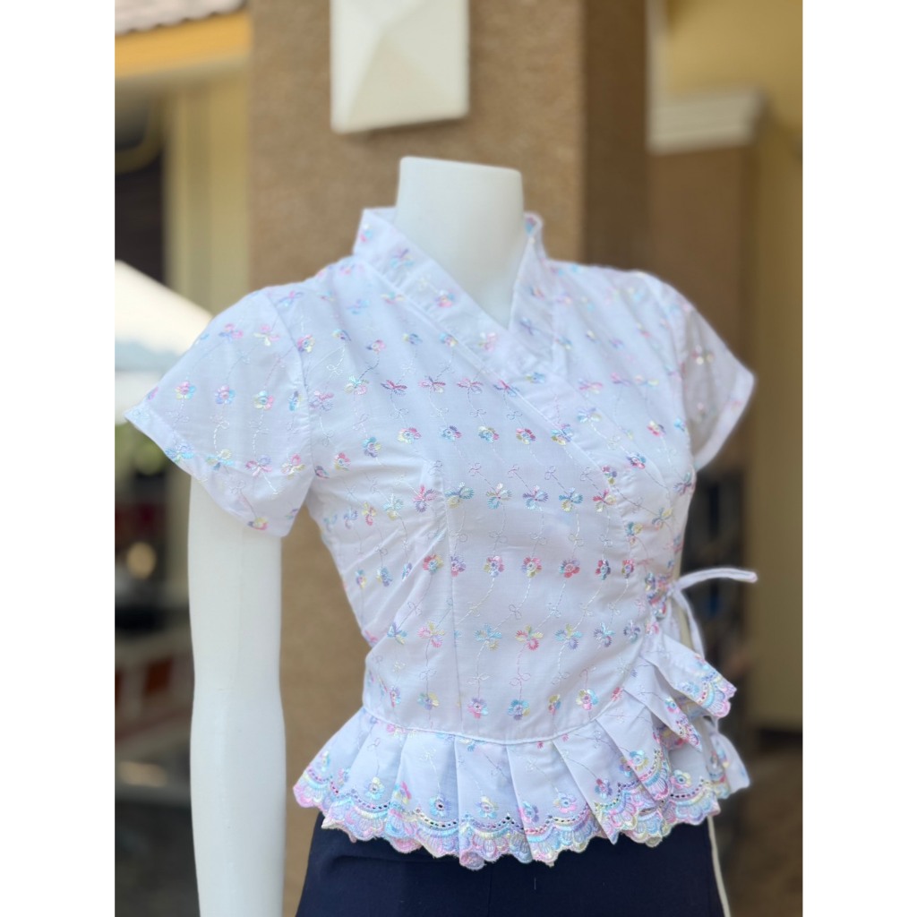 เสื้อลูกไม้ทรงเจ้านางแขนสั้น  แต่งระบายสวยงาม