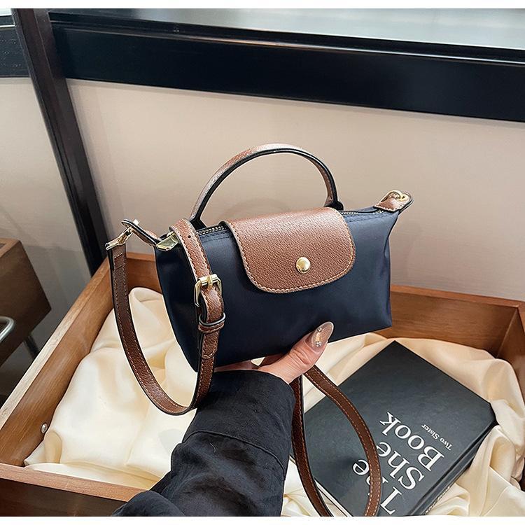 ผลิตภัณฑ์ของเราคือกระเป๋าสานและกระเป๋าสะพายข้าง Crossbody & Shoulder Bags ลายดอกไม้สวยงาม สไตล์เท่ พร้อมส่ง