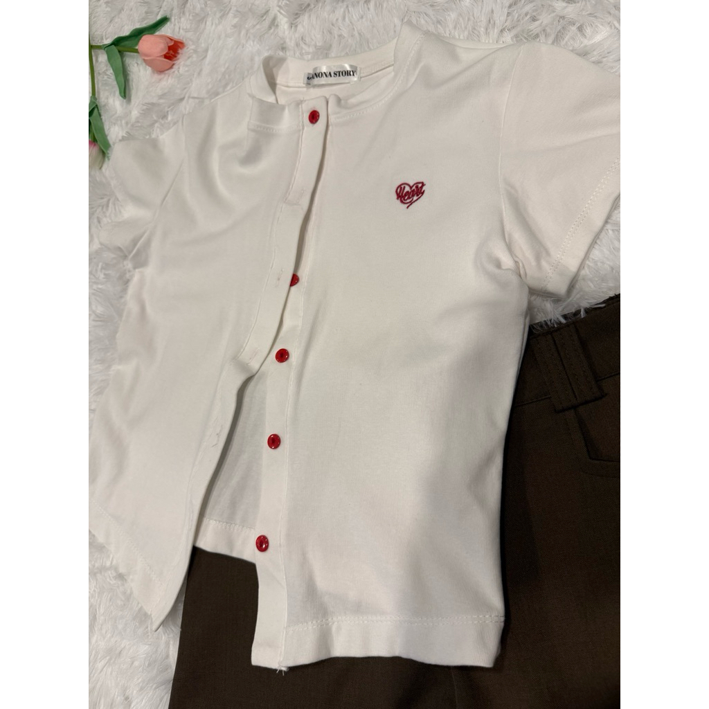❤️ เสื้อยืดสีขาวกระดุมสีแดง Anona Story ❤️