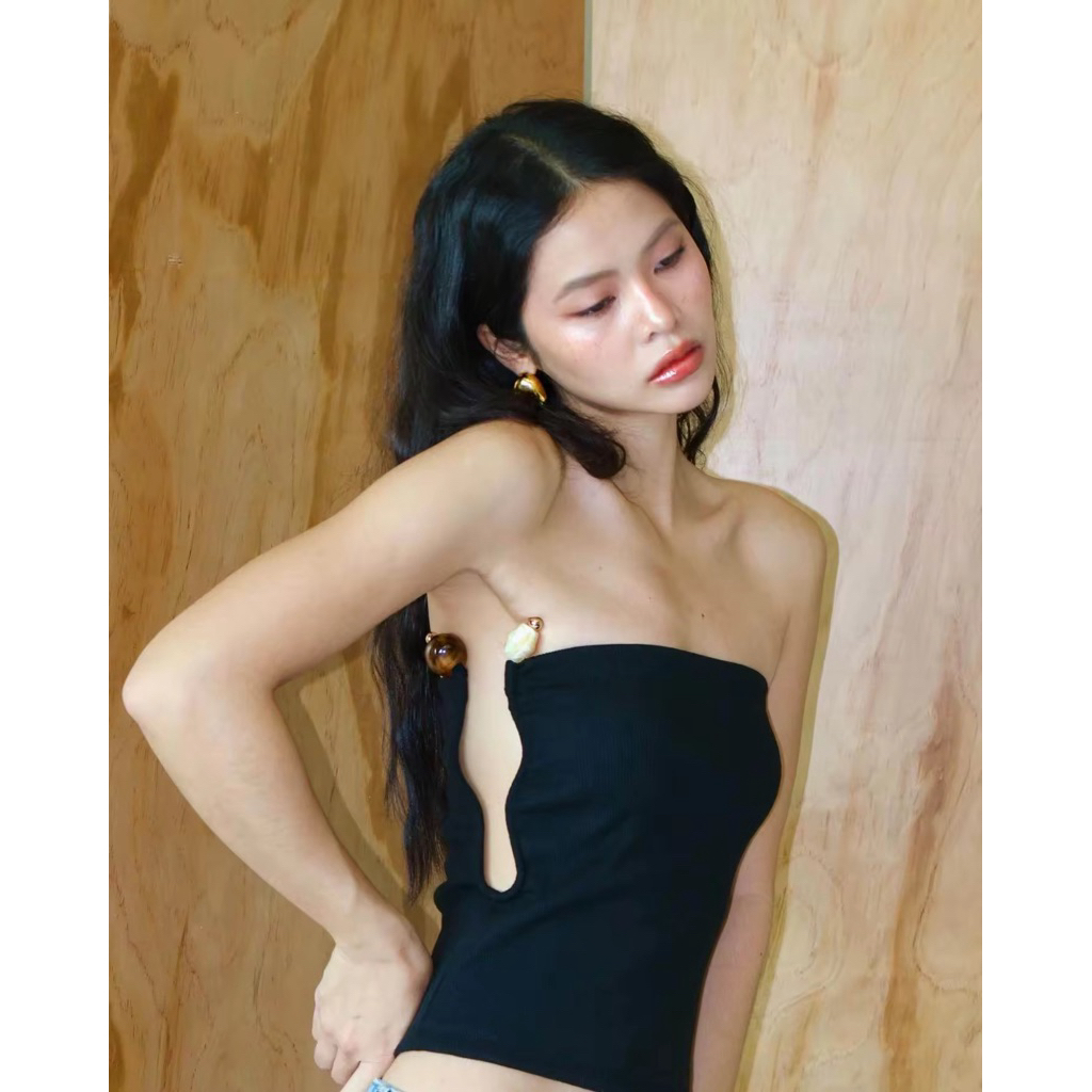 ELLA GUARDIN FITZROY BANDEAU IN BLACK เสื้อเกาะอก  * 8.8 อยู่ในขั้นตอนผสมสีหิน  รอสินค้า 7 วัน*