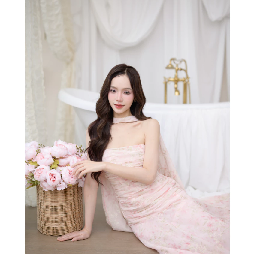 Pirunya - Long Dress 20 เดรสยาวเกาะอก จับเดรป กระโปรงระบาย พร้อมผ้าคาดคอ (ผ้าพิมพ์ลาย Blush Garden)