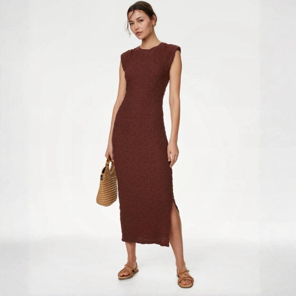 M&S เดรสผ้าเจอร์ซีย์แบบมีเท็กซ์เจอร์ ดีไซน์คอกลม แขนกุด และมีผ่าข้างเพื่อให้เคลื่อนไหว สะดวก  ผ้าที่มีเท็กซ์เจอร์