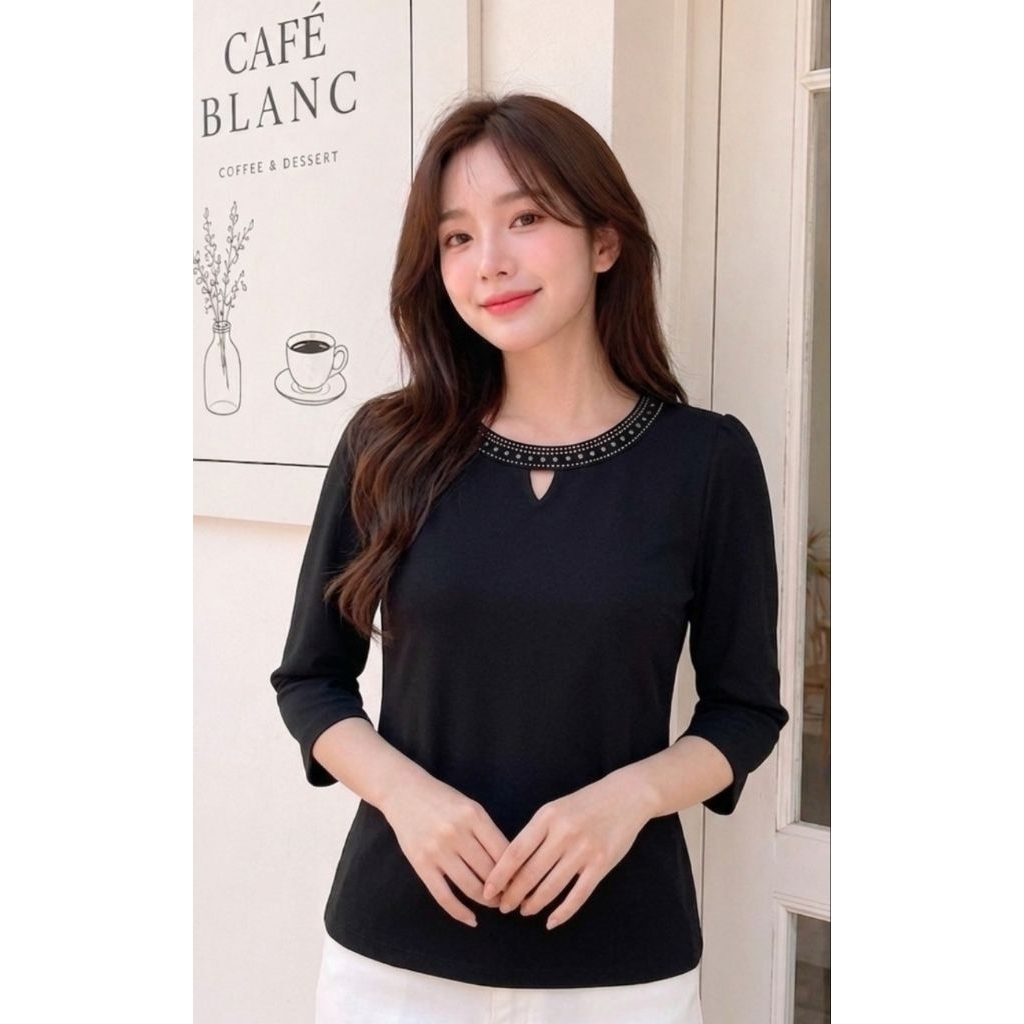 เสื้อคุณผู้หญิงคอกลม ผ้าคอตตอลเนื้อดีสุดๆ ยืดได้เเขนสามส่วนมีเเต่ลูกเล่นที่เเขน เเขนสามส่วนสวยน่ารักมาก #สีดำ#พร้อมส่ง