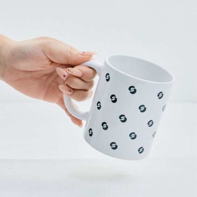 STUDIO UNKNOWN - S Ceramic Mug - แก้วพิมพ์ลายโลโก้ SSS