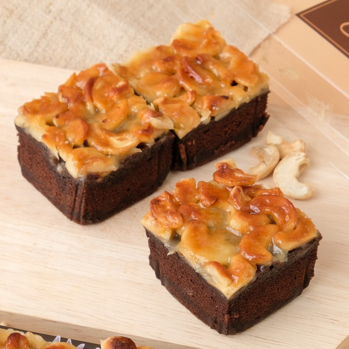 [ขายดีอันดับ 1] ท๊อฟฟี่เค้ก 1 กล่อง 6 ชิ้น | [ Bestseller Top 1 ] Caramel Cashew Nut Cake 6 pieces per box
