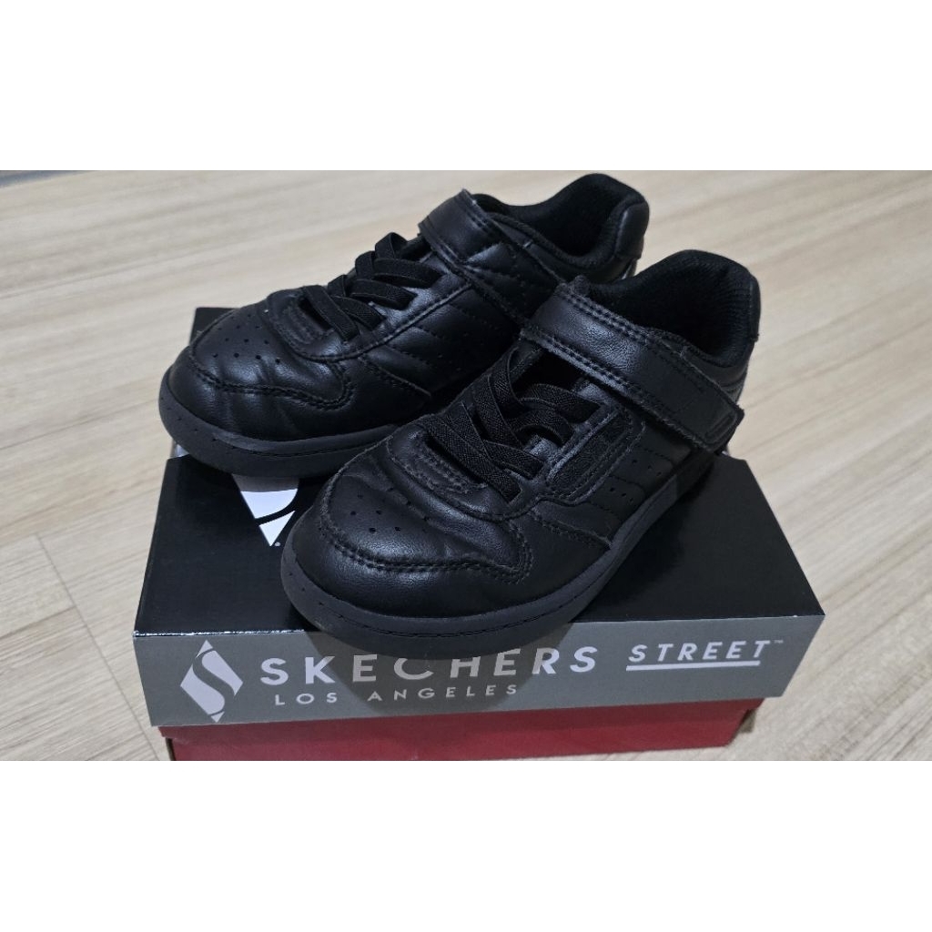 (มือสอง) SKECHERS รองเท้านักเรียนเด็กผู้ชาย หนังสีดำล้วน