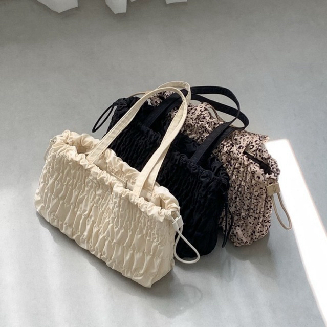 มาใหม่💖 Lonlon tote bag ลอนลอน ถุงผ้า กระเป๋าสะพาย สไตล์เกาหลี สีดำ สีขาว แบบคลื่น ทรงนอน