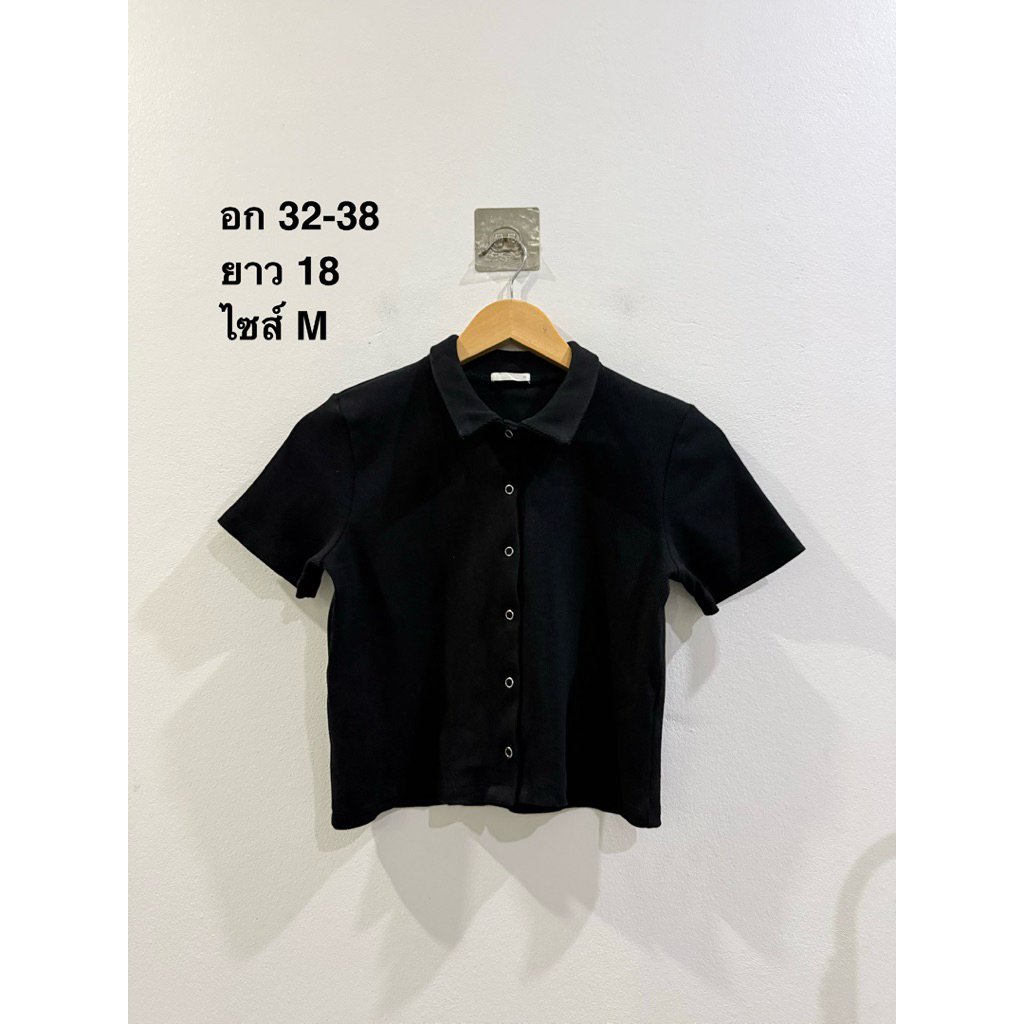 เสื้อครอปคอปกกระดุมแป้กสีดำ GU ไซส์ M