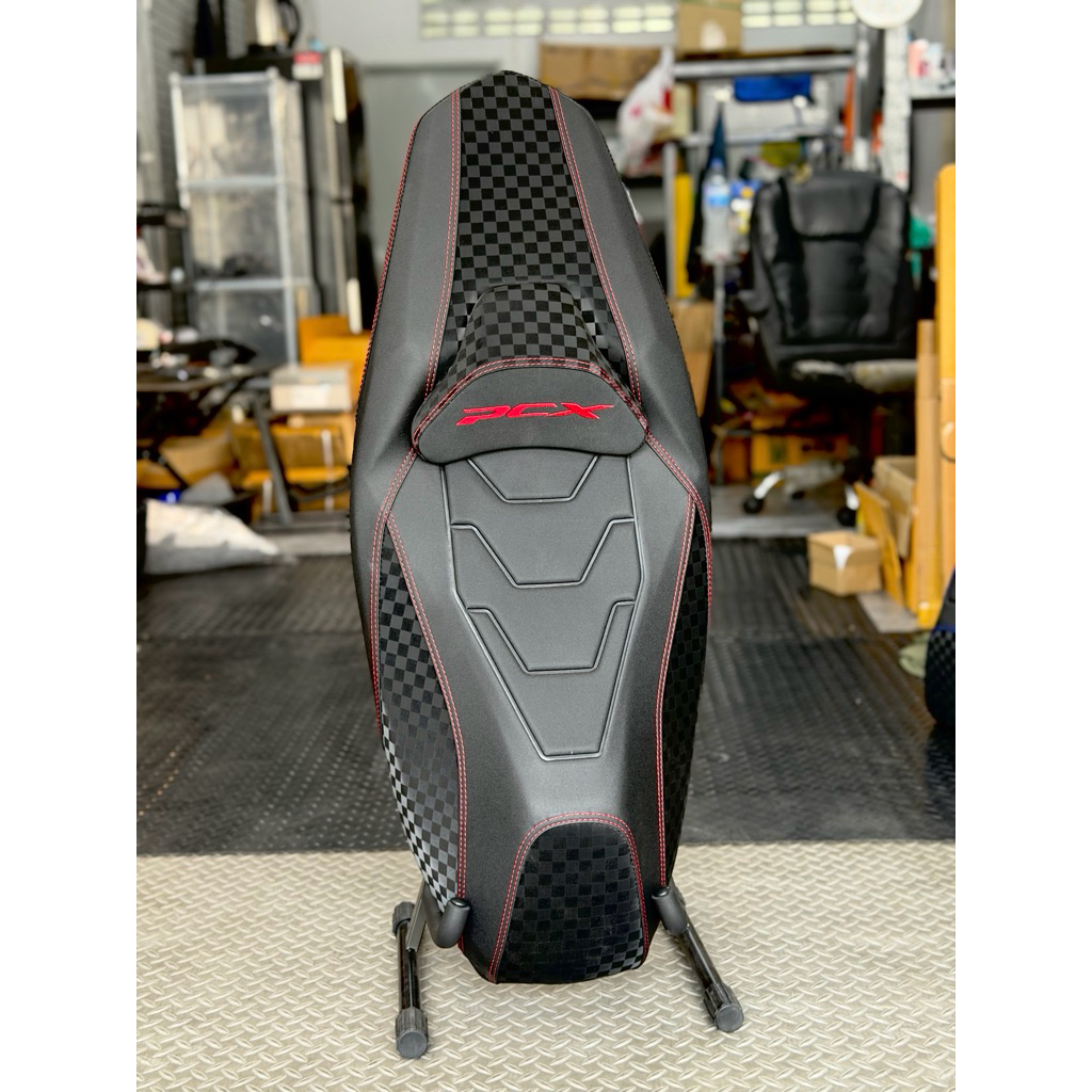 เบาะแต่ง PCX 2018-2026 ทรงสปอร์ต ลายF1 ด้ายแดงโลโก้แดง PMracingShop