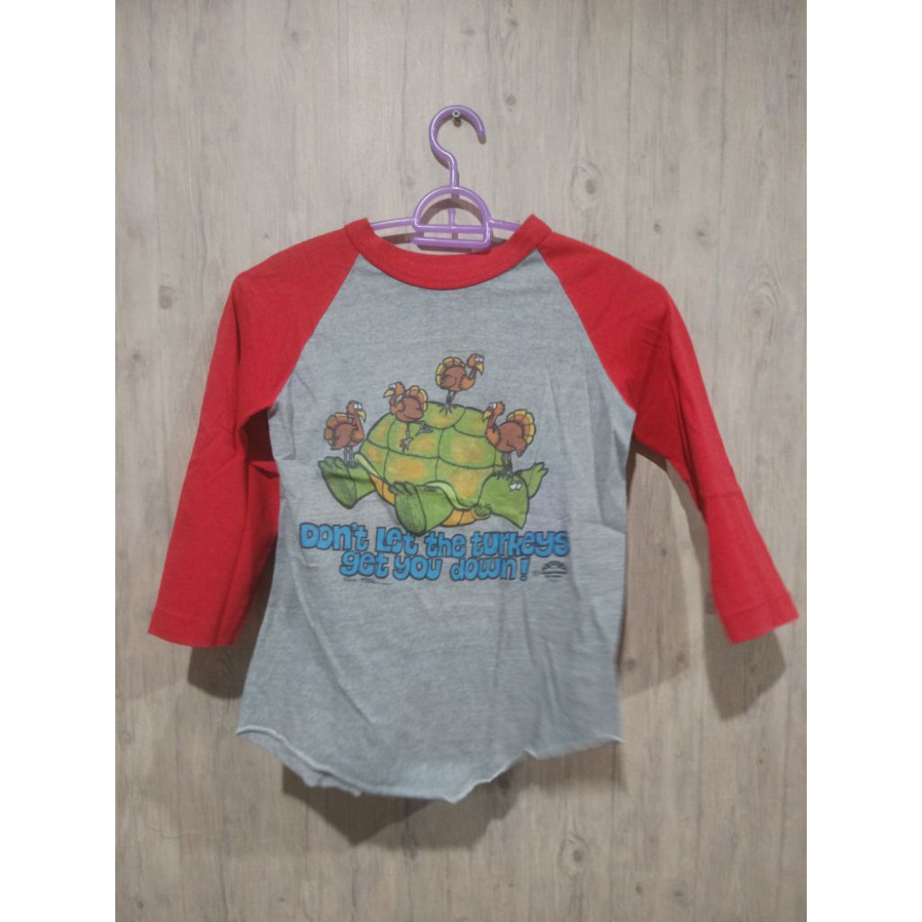 เสื้อเด็กDont let the turkeys let you down อก 14 นิ้ว ยาว 19 นิ้ว สภาพ 6/10 รหัส X-018