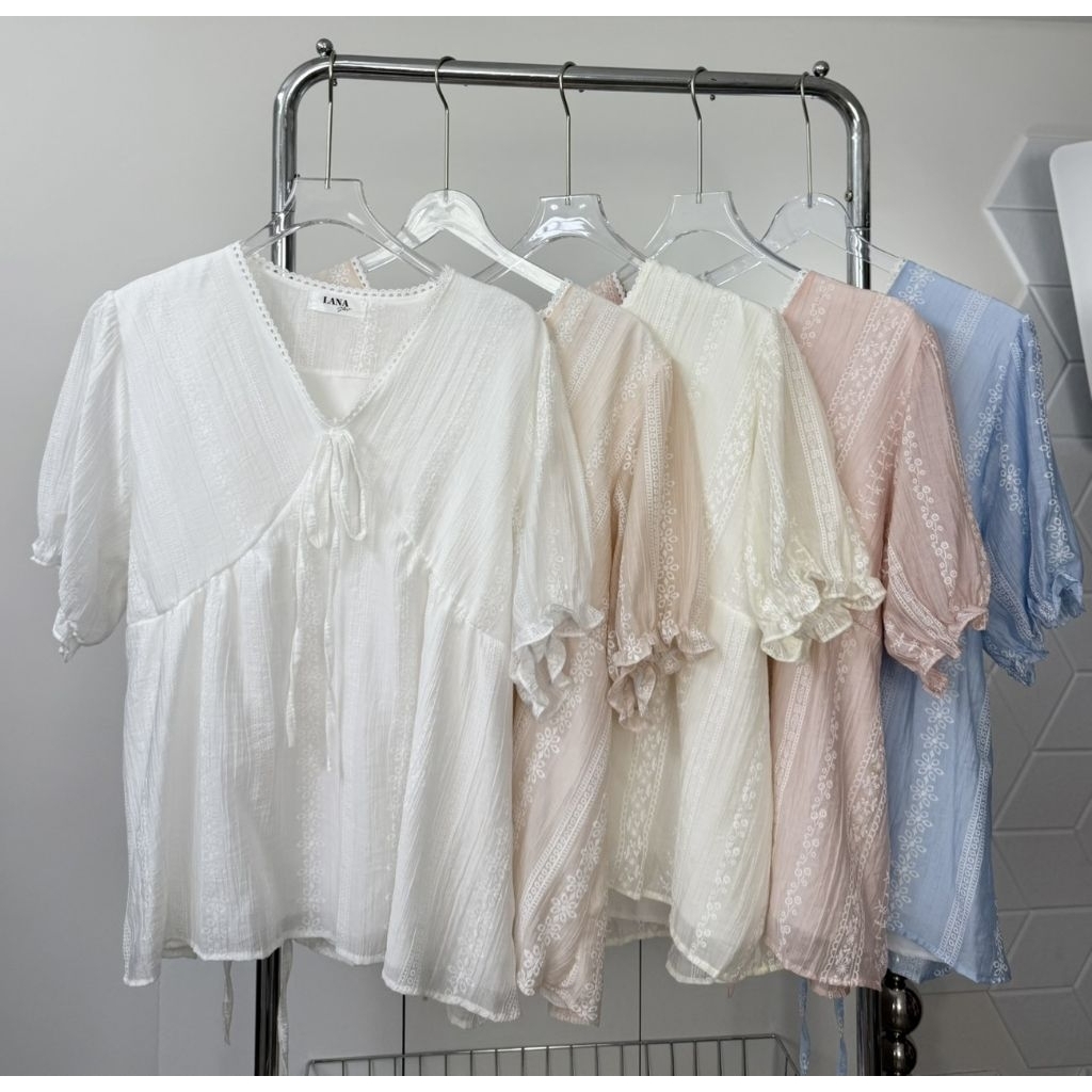 LANA เสื้อคอวีแต่งลูกไม้ แขนตุ๊กตา