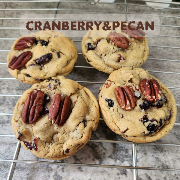 Soft Cookie - Cranberry&Pecan  คุกกี้นิ่ม รสแครนเบอรี่&พีแคน หวานฉ่ำ หอมเนย เนื้อหนึบ แครนบเอรี่เต็มคำ by Sweets&treats