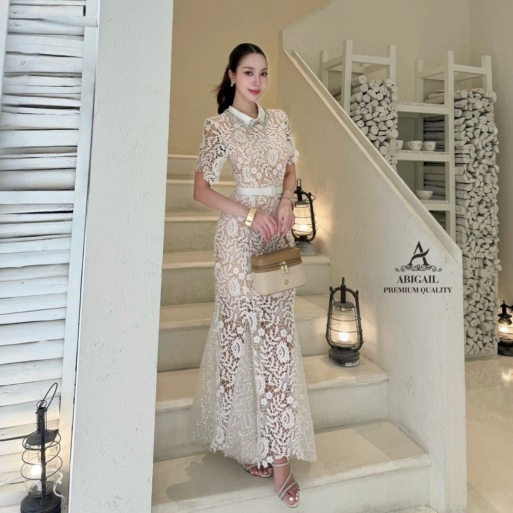 เดรสลูกไม้สีขาวซับสีครีม คอปกแต่งคริสตัล ทรงเข้ารูปช่วงเอว มาพร้อมเข็มขัด ชายกระโปรงทรงหางปลา งานซับ