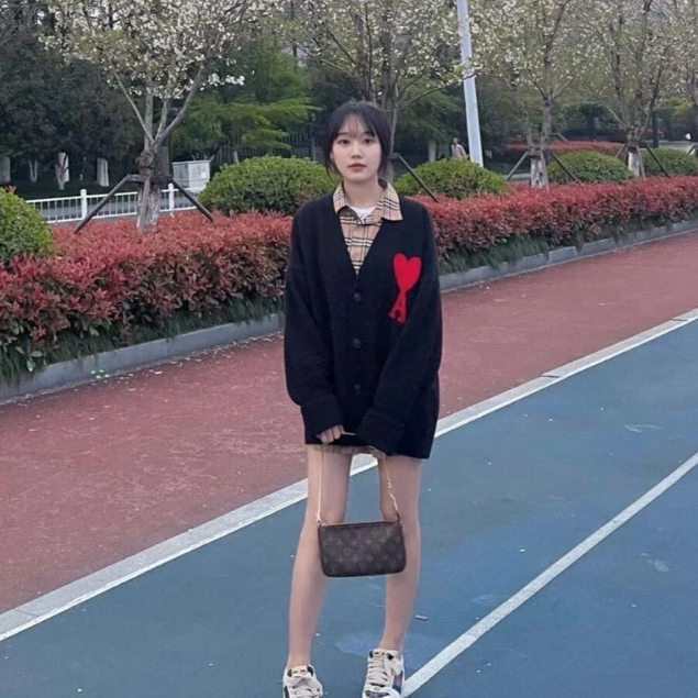 AMI Paris  เสื้อถักAmi เสื้อคาร์ดิแกนถักลายหัวใจแบบยูนิเซ็กซ์ LOVE ของแท้ 100% ราคา ถูกที่สุด ดีลบีเคเค แกลเลอรีภาพที่ 2