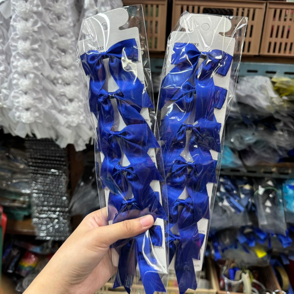 โบว์นักเรียน กิ๊บสปริง หางโบว์มีทั้งตรง/แฉก สินค้าแต่ละล็อตสีอาจแตกต่างกัน