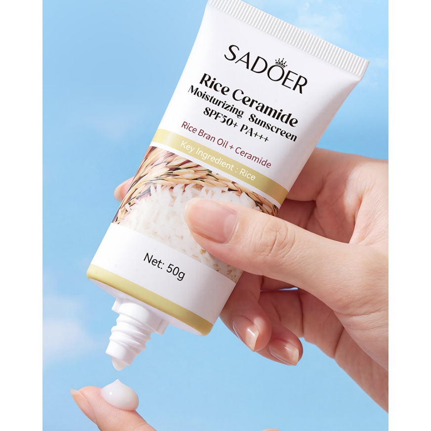 SADOER Rice Ceramide Moisturizing Sunscreen SPF50+ PA+++ ครีมกันแดด (สูตรสารสกัดจากข้าว) ปกป้องผิว ชุ่มชื้น ผิวโกลว์ 50g ราคา ถูกที่สุด ดีลบีเคเค แกลเลอรีภาพที่ 4