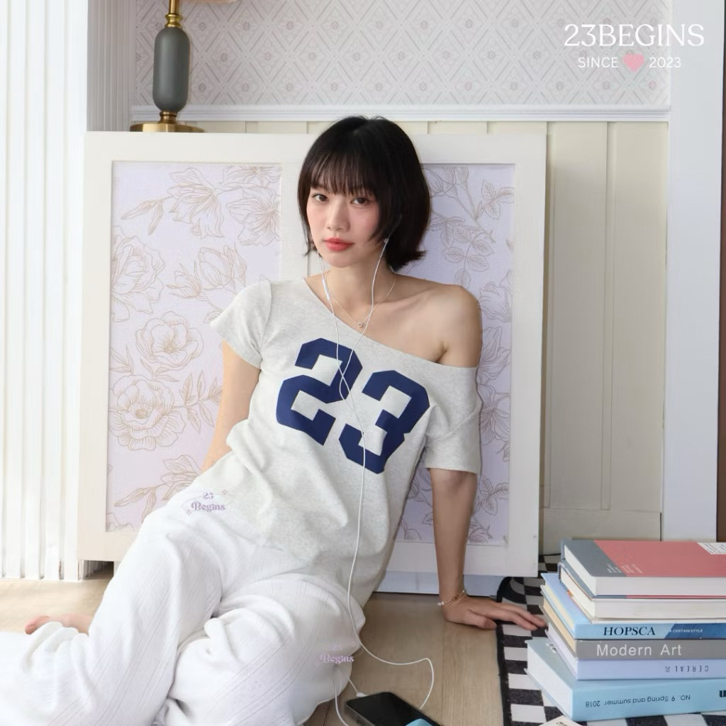 23begins 🎀 size l มือสอง เสื้อยืดปาดไหล่ สีเทา สกรีน 23 สีกรม