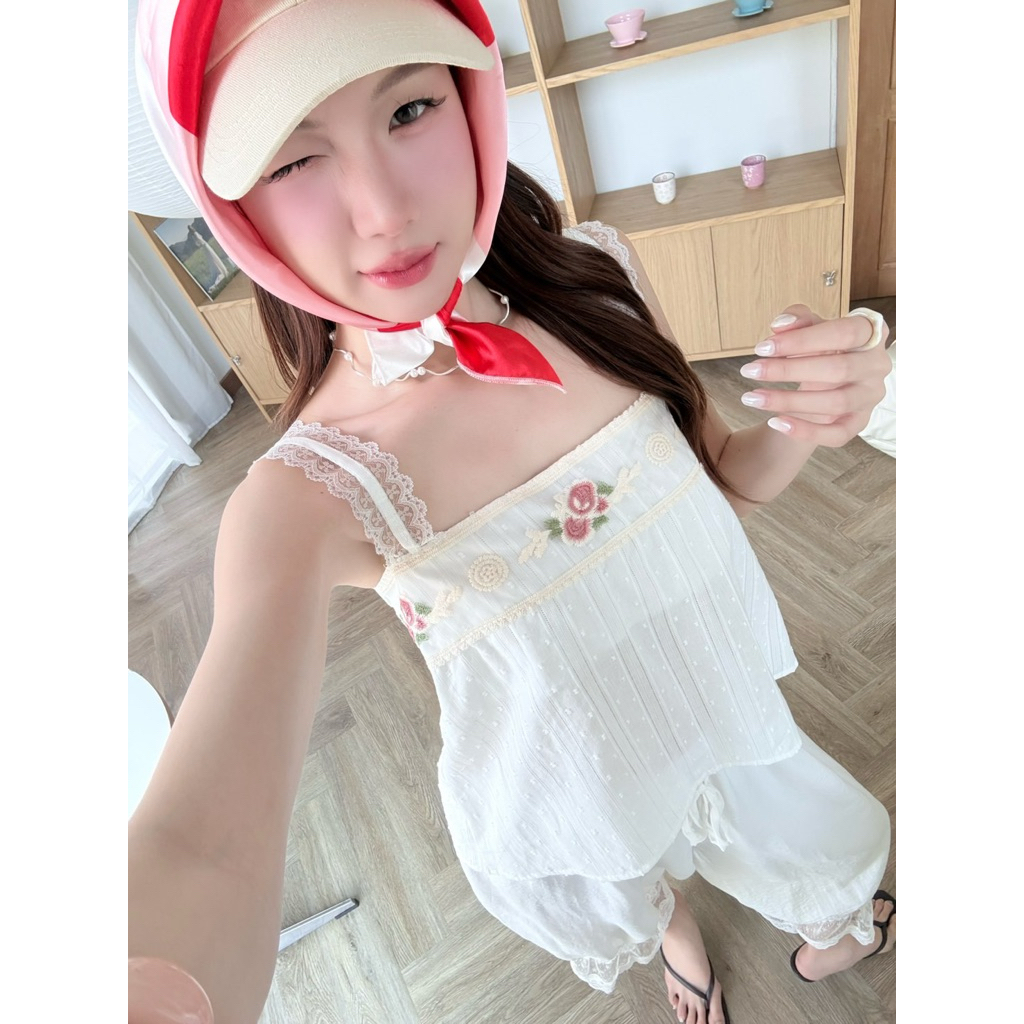 เสื้อสายเดี่ยวแต่งสายลูกไม้