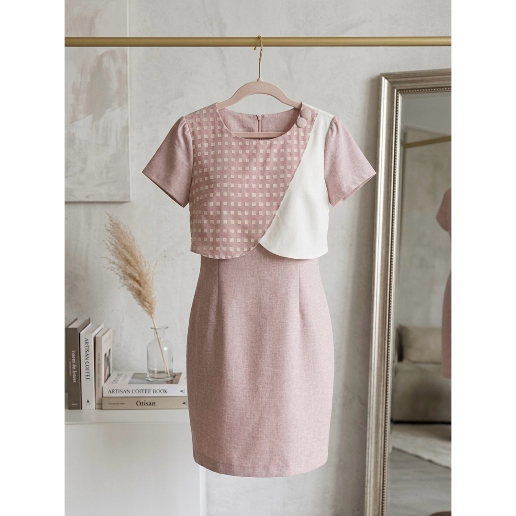 🌸 เดรสสีชมพูทรงทำงานหวานละมุน ดูเรียบร้อยแบบลูกคุณ ✨ • Brand : Kalisa • Size : XL • หน้าผ้า 40”