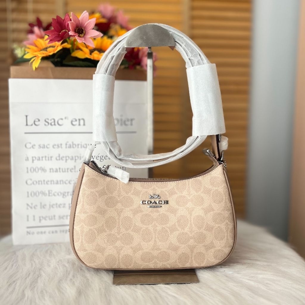 กระเป๋าสะพายข้าง Teri Shoulder Bag In Signature Canvas สี SAND/TAUPE CV933