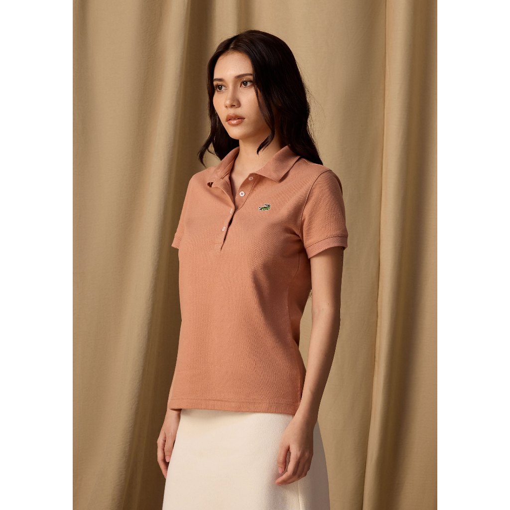 CROCODILE MOUSSE BROWN WOMEN  TAPERED FIT POLO SHIRT WITH EMBROIDERY เสื้อโปโลทรงเข้ารูปสีนำ้ตาลมอคค่ามูสพร้อมลายปัก
