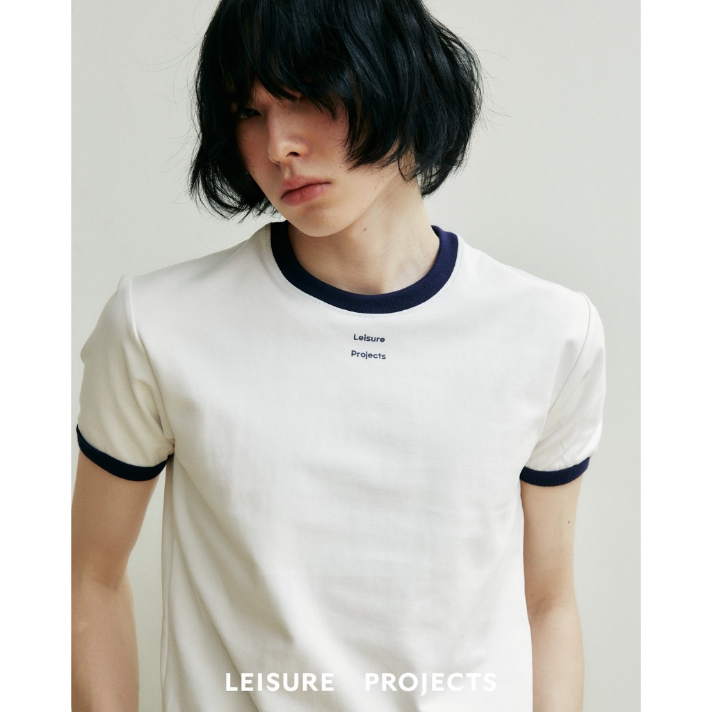 (Leisure Projects) MINI LOGO LEISURE RINGER TEE เสื้อเเขนสั้น ผ้า cotton spandex พิมพ์โลโก้ Leisure Projects ขนากเล็ก