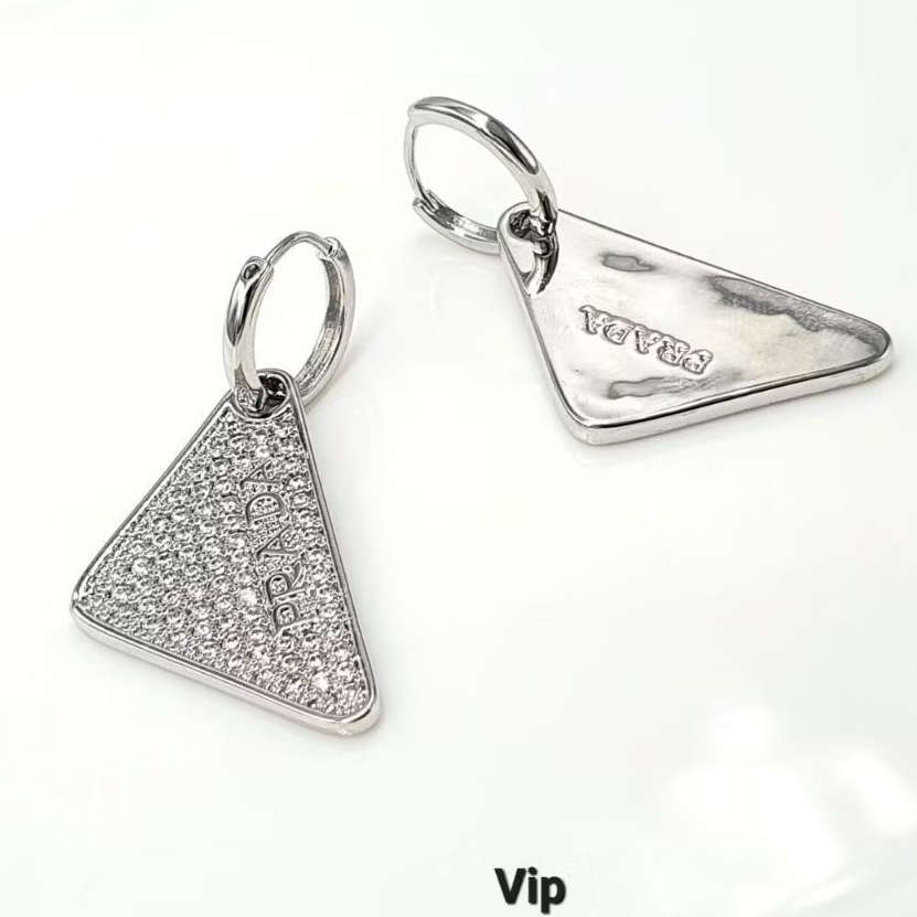 T526 VIP  ต่างหูสามเหลี่ยมฝังเพชรสีเงิน
