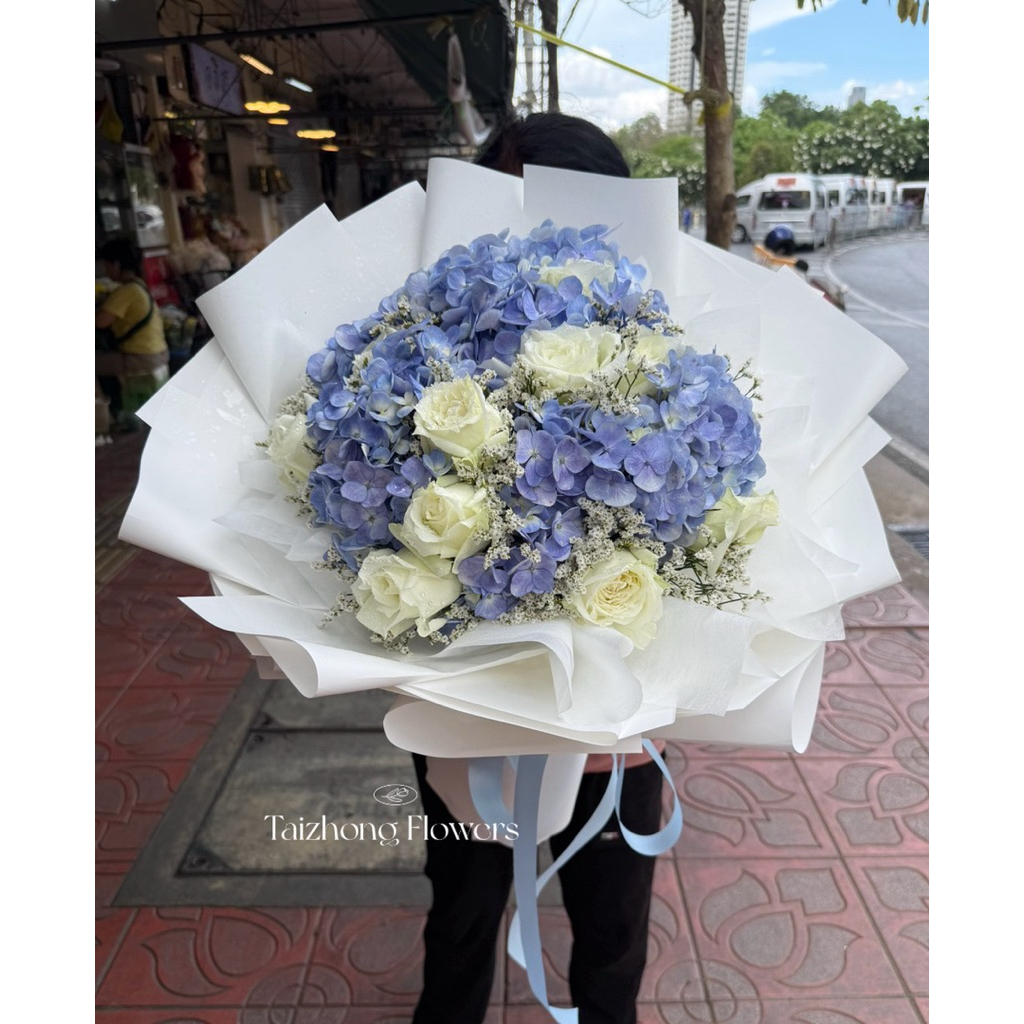 💥ส่งด่วน กทม&ปริมณฑล💥 ช่อดอกไฮเดนเยียสดแซมด้วยดอกกุหลาบสด ช่อดอกไม้สด