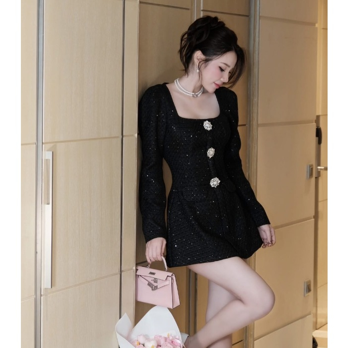 (Widelia มีXL) มี 2 สี Luxury Tweed Dress เดรสสั้นทรงสูทแขนยาวผ้าทวีต แต่งกระดุมหน้า & กระเป๋า คอเหลี่ยม ซิปหลัง