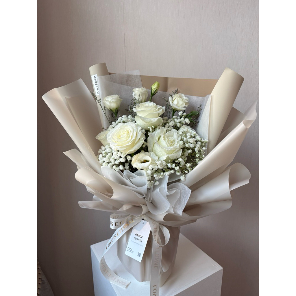 [ สินค้าพร้อมส่งด่วน ] ช่อดอกกุหลาบ Royal White ไซส์ M แถมการ์ดอวยพร