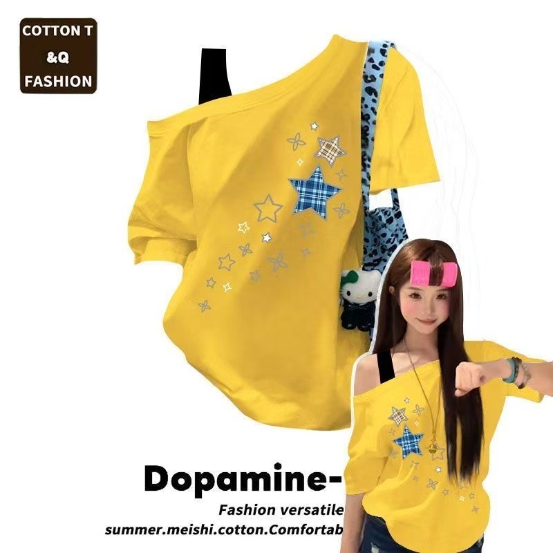 COD-เสื้อยืดไหล่เอียงผู้หญิง 2026 ฤดูร้อน ลายพิมพ์นิช ทรงหลวม จับคู่ชุดง่าย-ไหล่เอียงเปิดไหล่-ลุคเทรนด์ฮิต-สียอดนิยม หลา
