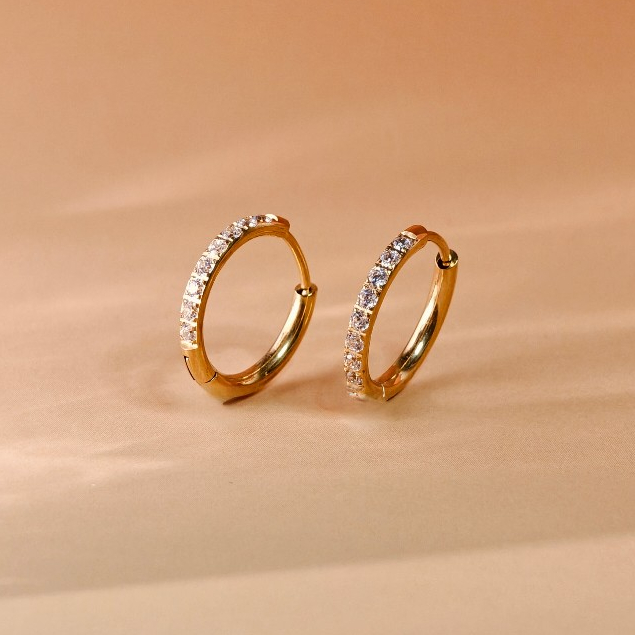 Vachana - Eterna Spark CZ Huggie Hoop Earrings (ต่างหูห่วงสแตนเลสคิวบิก)