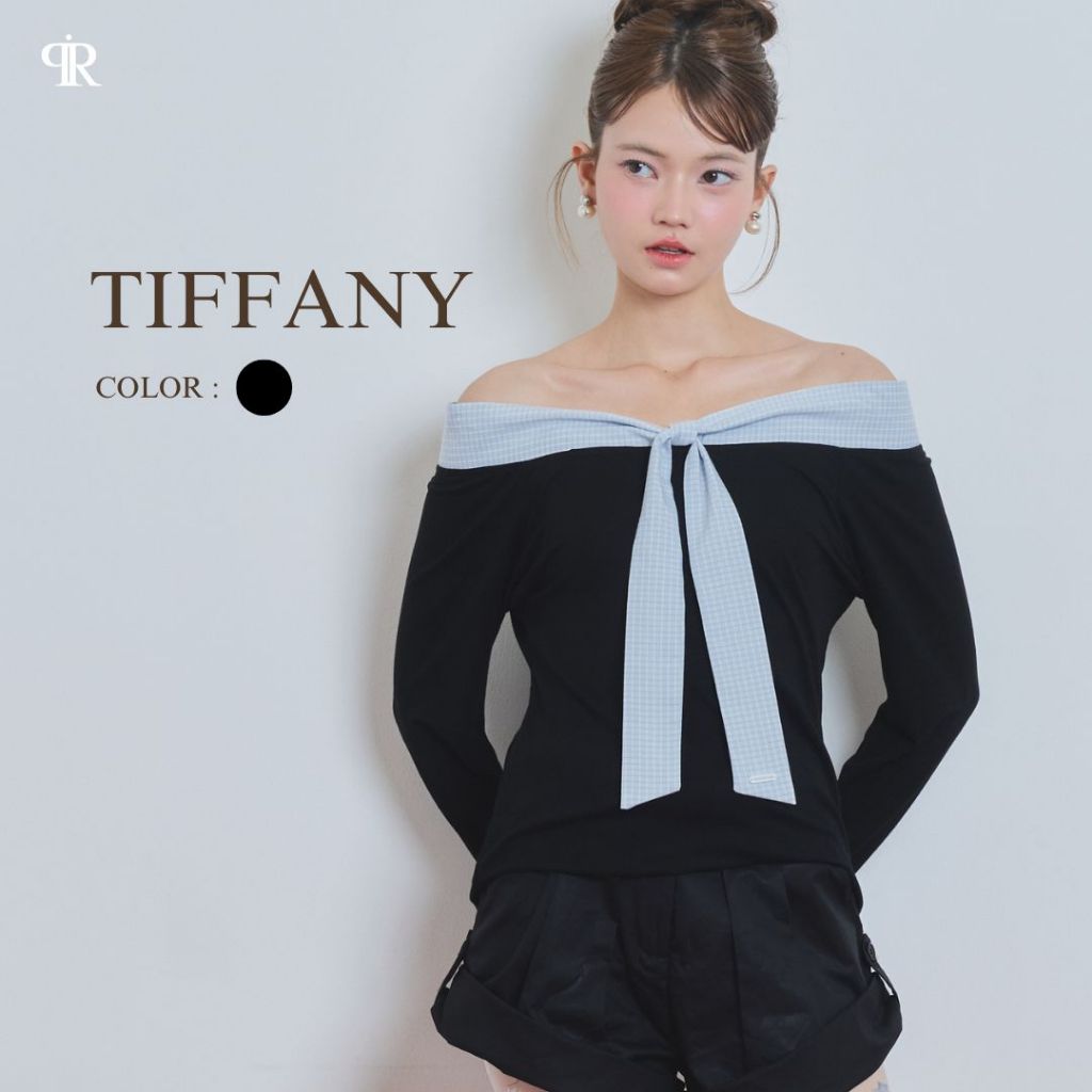 Panchitar Tiffany – เสื้อแขนยาวผ้ายืดเนื้อนุ่ม กระชับเข้าทรงสวย ดีเทลคอปาดโชว์ไหล่ที่แต่งขอบด้วยผ้าสีฟ้า พร้อมผูกโบว์