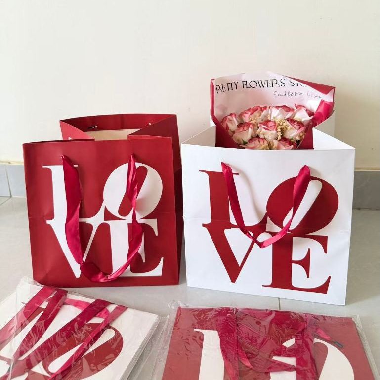 🌷🌷BAG🌷🌷ถุงกระดาษ ใส่ช่อดอกไม้ ลาย LOVE สีแดง วันวาเลนไทน์ ถุงกระดาษพิมพ์ลาย หูหิ้วยาว มี 2 สี
