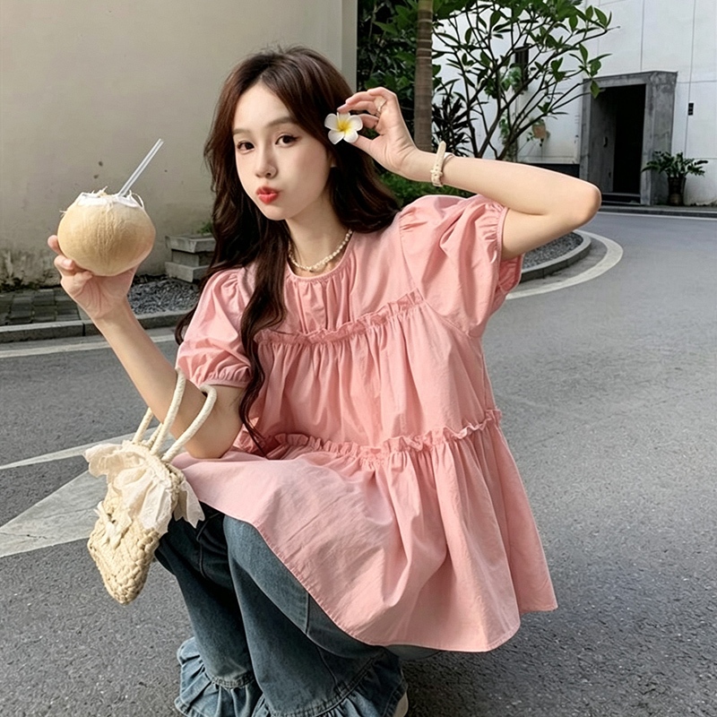 เสื้อแฟชั่นผู้หญิงทรงปล่อยใส่สบาย แขนพัฟสไตล์เกาหลี ดีไซน์จับจีบดูมีมิติ ผ้านิ่มน้ำหนักเบา ช่วยเสริมลุคหวานดูเด็กลง