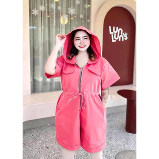 S62จั๊มสูทมีฮู้ดขาสั้นมีซิปหน้า มีเชือกรูดเอวปรับได้ รอบอก40-52นิ้ว มีกระเป๋าใช้งานได้จริง ผ้าบาร์บี้