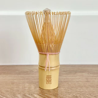 GARNET แปรงไม้ไผ่ชงมัทฉะ 100 ซี่ แต่งด้วยด้ายสีชมพู Bamboo Matcha Chasen 100-Tine with Pink Thread Detail