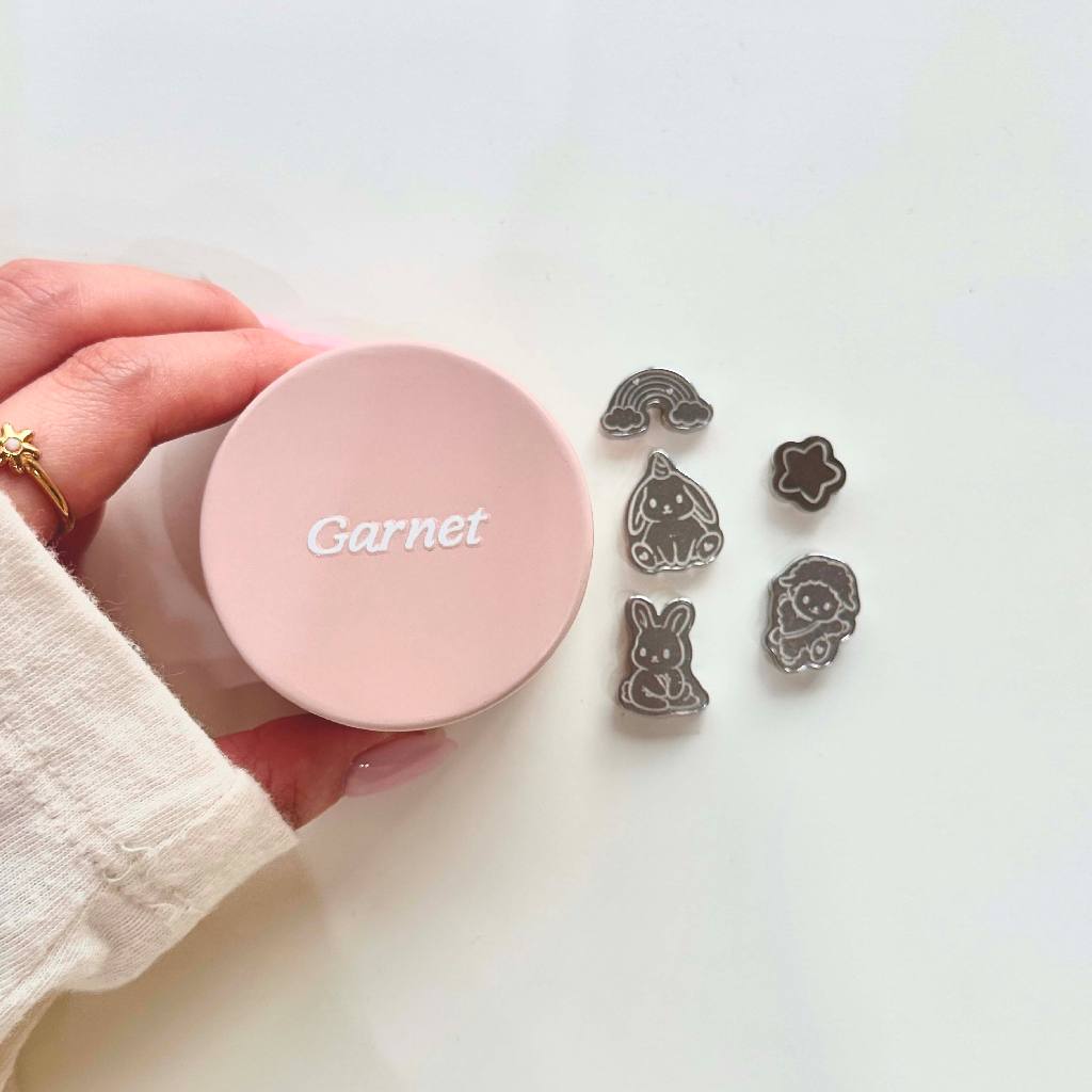 GARNET 🌱Garden of Tiny Dreams Matcha Sifting Weight Set – [เซต 5 ชิ้น] ลูกร่อนมัทฉะลายสวนดอกไม้ พร้อมกล่องเก็บสีชมพู