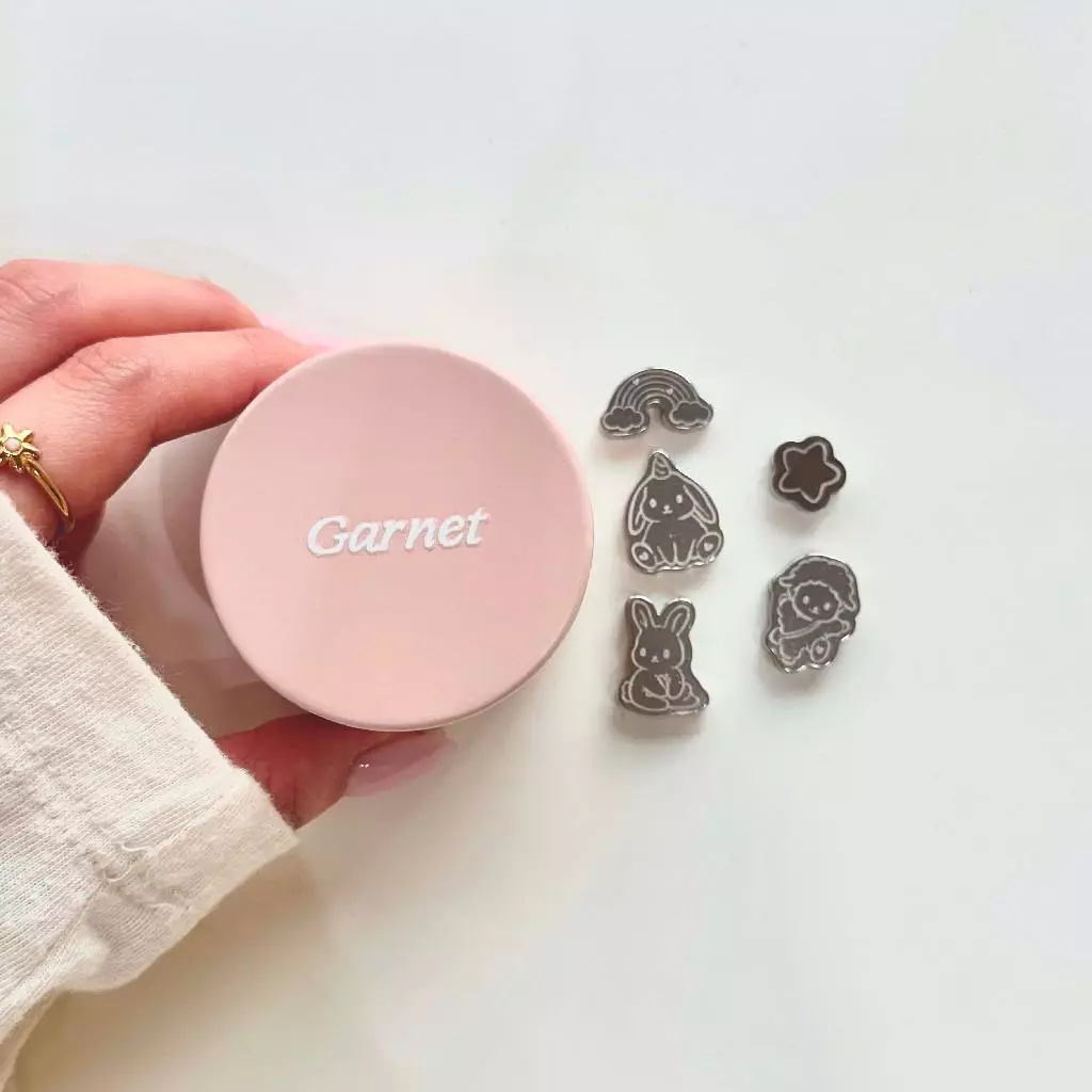 GARNET 🌱Garden of Tiny Dreams Matcha Sifting Weight Set – [เซต 5 ชิ้น] ลูกร่อนมัทฉะลายสวนดอกไม้ พร้อมกล่องเก็บสีชมพู